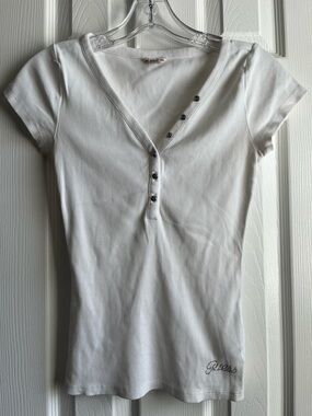 Guess White V-Neck Short-Sleeve Ribbed Henley Tee with Crystal Buttons Small